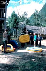 A notre camp de base l'école du village de Gebong on s'active aux préparatifs avant une explo à la Gebihe. Armada de canots, sacs et les membres de l'équipe Daniel Gebauer (à droite), J.L Moudoud (à gauche).,(Ziyun Guizhou).