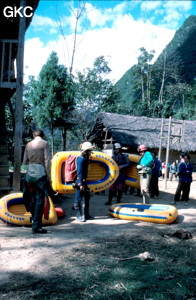 A notre camp de base l'école du village de Gebong on s'active aux préparatifs avant une explo à la Gebihe. Armada de canots, sacs et les membres de l'équipe Daniel Gebauer (à droite), J.L Moudoud (à gauche) F Barbary (centre) S. Fulcrand au fond.,(Ziyun Guizhou).