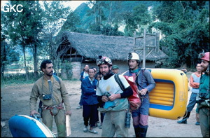 A notre camp de base l'école du village de Gebong on s'active aux préparatifs avant une explo à la Gebihe. Trois fameux lascars (de gauche à droite J.L Moudoud,  S. Fulcrand, JP Bayère)  escorte el Président (de la FFS) alias C. Mouret.(Ziyun Guizhou).