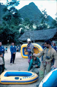 A notre camp de base, l'école du village de Gebong on s'active aux préparatifs avant une explo à la Gebihe. Trois fameux lascars (de l'avant vers l'arrière JP Bayère, J.L Moudoud,  S. Fulcrand , )  avec leurs nouvelles pagaies de bambou. (Ziyun Guizhou).