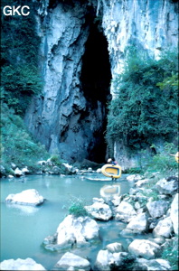 Passage du gué de la rivière Shuitanghe (acheminement des canots), juste devant l'entrée de la perte de Gebong Gebihe Ziyun Guizhou