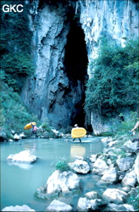 Passage du gué de la rivière Shuitanghe (acheminement des canots), juste devant l'entrée de la perte de Gebong-Gebihe Ziyun Guizhou