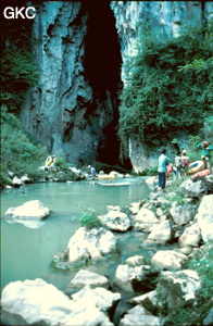 Passage du gué de la rivière Shuitanghe (acheminement des canots), juste devant l'entrée de la perte de Gebong-Gebihe Ziyun Guizhou
