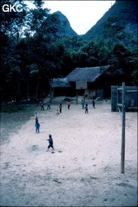 Les mômes du village : partie de basket dans la cour de l'école de Gebong Ziyun Guizhou