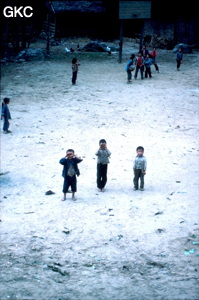 Les mômes : le miroir du photographe.  Cour de l'école de Gebong Ziyun Guizhou