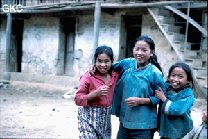 Trois fillettes Miaos et un petit lascar.  Cour de l'école de Gebong Ziyun Guizhou
