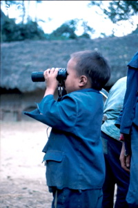 Petit lascar scrutant sa cour de récréation comme il ne l'avait jamais vu.  Gebong Ziyun Guizhou