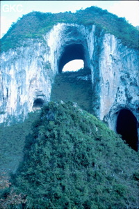 Triptyque de porches étagés de la Gebihe 革必河 avec petit cône au premier plan. Ziyun Guizhou