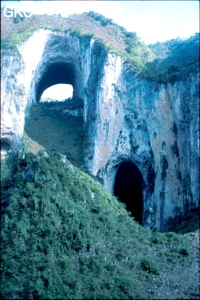 Triptyque de porches étagés de la Gebihe avec petit cône au premier plan. Ziyun Guizhou