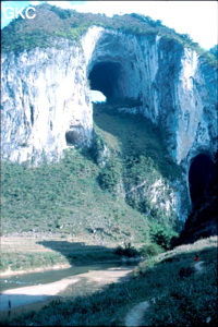 La rivière Gebihe et son triptyque de porches étagés. Ziyun Guizhou