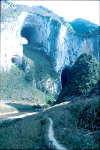 La rivière Gebihe et son triptyque de porches étagés. Ziyun Guizhou