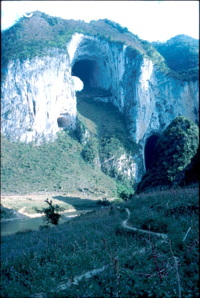 La rivière Gebihe et son triptyque de porches étagés. Ziyun Guizhou