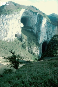 La rivière Gebihe et son triptyque de porches étagés. Ziyun Guizhou