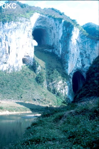 La rivière Gebihe et son triptyque de porches étagés. Ziyun Guizhou