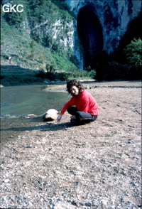 Brigitte au bord de la rivière Gebihe et de ses porches étagés. Ziyun Guizhou