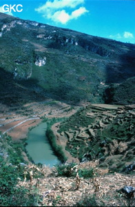 La superbe vallée aveugle de Wangjiachong Sise sur le flanc nord du synclinal, elle se termine à la perte de Luochu qui forme le dernier maillon du réseau de Santang avant la résurgence. Santang/Zhijin/Guizhou 