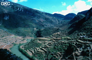 La superbe vallée aveugle de Wangjiachong Sise sur le flanc nord du synclinal, elle se termine à la perte de Luochu qui forme le dernier maillon du réseau de Santang avant la résurgence. Santang/Zhijin/Guizhou 