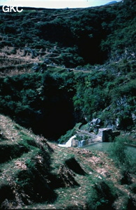 Cette perte se situe à 500 m au NE du village de Luochu dans la partie aval de la superbe vallée aveugle de Wangjiachong Sise sur le flanc nord du synclinal, elle forme le dernier maillon du réseau de Santang avant la résurgence. On remarque l'aménagement de canaux d'irrigations Santang/Zhijin/Guizhou 