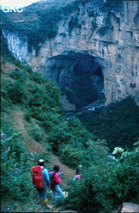 Descente dans le gouffre de Dacaokou au fond le gigantesque pont naturel qui le sépare du gouffre de  Xiaocaokou - réseau de Daxiaocaokou (2,9 km, -235) (Zhijin/Bijie/Guizhou).