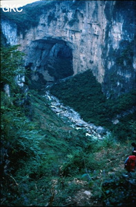 Descente dans le gouffre de Dacaokou au fond le gigantesque pont naturel qui le sépare du gouffre de  Xiaocaokou - réseau de Daxiaocaokou (2,9 km, -235) (Zhijin/Bijie/Guizhou).