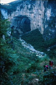 Descente dans le gouffre de Dacaokou au fond le gigantesque pont naturel qui le sépare du gouffre de  Xiaocaokou - réseau de Daxiaocaokou (2,9 km, -235) (Zhijin/Bijie/Guizhou).