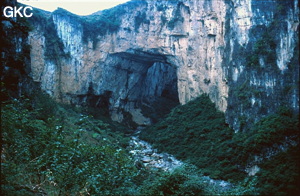 Le gigantesque pont naturel qui sépare les gouffres de Dacaokou (1er plan) et Xiaocaokou (au fond)- réseau de Daxiaocaokou (2,9 km, -235) (Zhijin/Bijie/Guizhou).