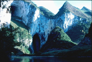 Superbe entrée de la perte principale de la rivière Gebihe.  Porche principal et cavité fossile suspendue. Comté de Ziyun Guizhou