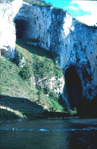 Superbe entrée de la perte principale de la rivière Gebihe.  Porche principal et cavité fossile suspendue. Comté de Ziyun Guizhou