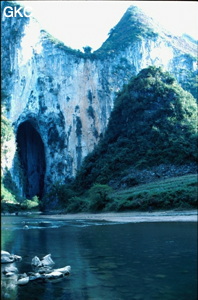 Superbe Porche d'entrée de la perte principale de la rivière Gebihe. Cônes au premier plan. Comté de Ziyun Guizhou