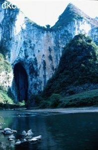 Superbe Porche d'entrée de la perte principale de la rivière Gebihe. Cônes au premier plan. Comté de Ziyun Guizhou