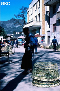 Femme avec panier d'osier dans les rue de Ziyun (Guizhou).