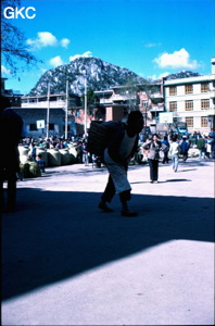 Femme porteuse dans les rue de Ziyun (Guizhou).