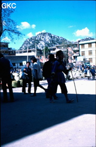 Femme  (probablement de la minorité Miao) porteuse dans les rue de Ziyun (Guizhou).