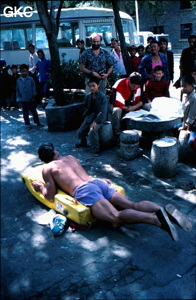 JP Bayère sur l'hydrospeed sous le regard amusé de gosse et de C. Rigaldie. B. Collignon imperturbable lecteur. Dans la cour de l'hôtel du gouvernement de Ziyun Guizhou.
