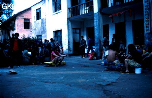 Attente des véhicules dans la cour de l'hôtel du gouvernement de Ziyun Guizhou.