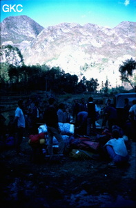 Déchargement du matériel au bout de la piste carrossable menant à la Gebihe Ziyun Guizhou.