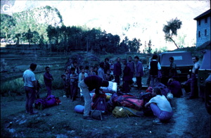 Préparation des sacs  au bout de la piste carrossable menant à la Gebihe Ziyun Guizhou.