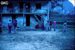Découverte du camp de base : la petite école du village de Gebong Ziyun Guizhou.
