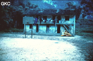Le camp de base, et son armada de canot, à la petite école du village de Gebong Ziyun Guizhou.