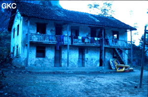 Le camp de base, et son armada de canot, à la petite école du village de Gebong Ziyun Guizhou.