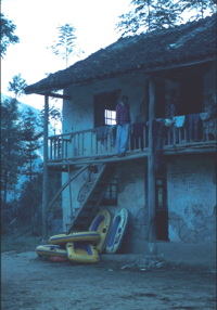 Le camp de base, et son armada de canot, à la petite école du village de Gebong Ziyun Guizhou.