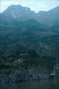 De gigantesques porches hauts perchés trouent les parois des trois gorges du Yangtse.