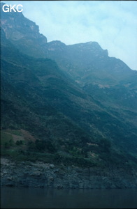 De gigantesques porches hauts perchés trouent les parois des trois gorges du Yangtse.