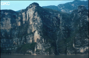 Gigantesque falaise quelque part dans les 3 gorges du Yangtse, en haut pont naturel. 