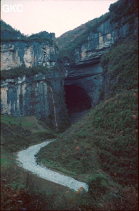 Le colossale porche de Dadong, perte de la rivière Songjiahe.  Wufeng/Hubei 