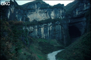 Le colossale porche de Dadong, perte de la rivière Songjiahe.  Wufeng/Hubei 