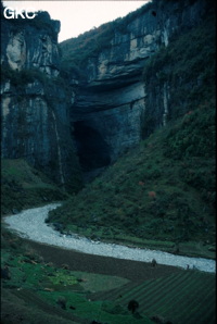 Le colossale porche de Dadong, perte de la rivière Songjiahe. Deux membres de l'équipe en approche (en tout petit) Wufeng/Hubei 