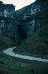 Le colossale porche de Dadong, perte de la rivière Songjiahe. Deux membres de l'équipe en approche (en tout petit) Wufeng/Hubei 