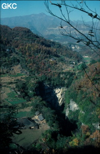 Grande doline d'effondrement de Dukong, dans un paysage automnale. Wufeng/Hubei