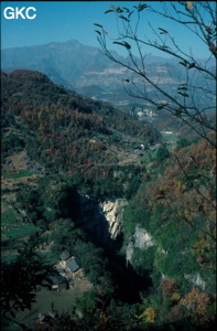 Grande doline d'effondrement de Dukong, dans un paysage automnale. Wufeng/Hubei